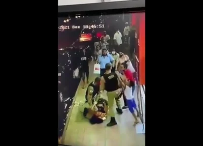 Mulher sendo imobilizada por PM em Minas Gerais