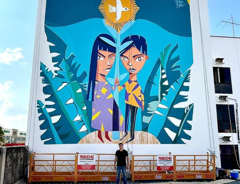 Mural na parede externa do Hospital São Marcos e o artista Hudson Melo