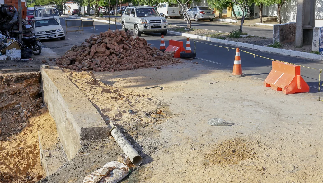 O buraco já engoliu parte do asfalto da via