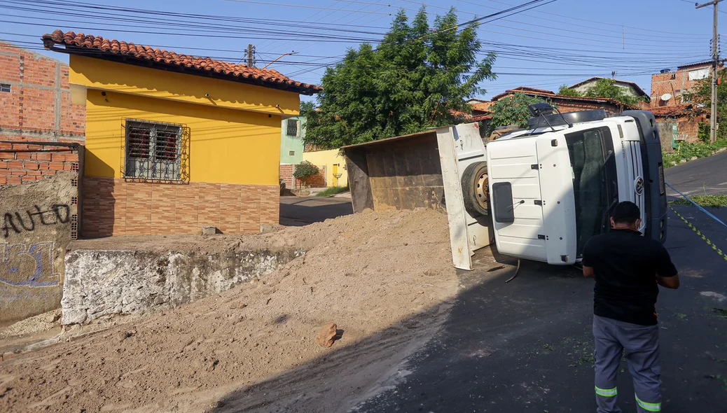 O caminhão estava carregado com areia
