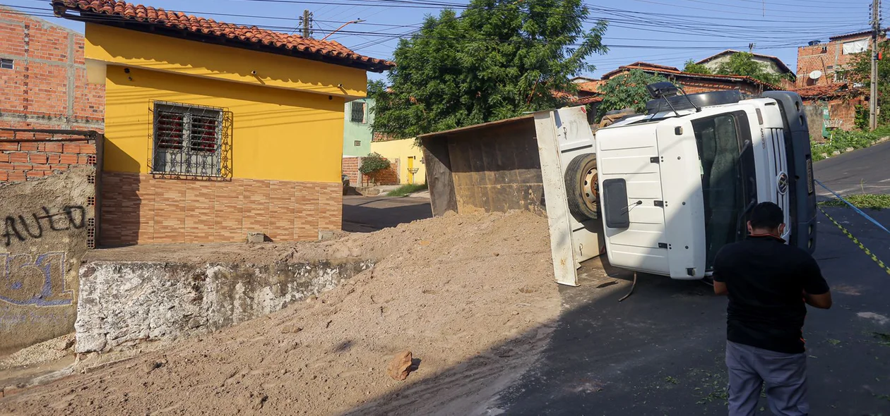 O caminhão estava carregado com areia