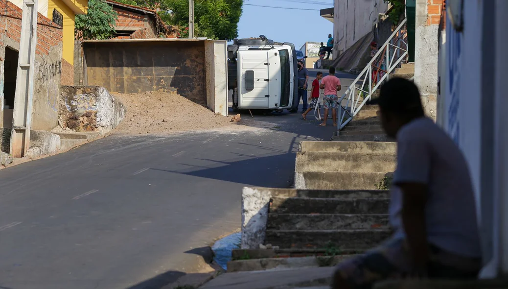 O caminhão tombou no meio do morro