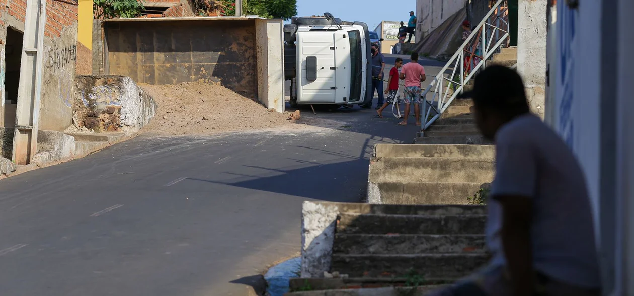 O caminhão tombou no meio do morro
