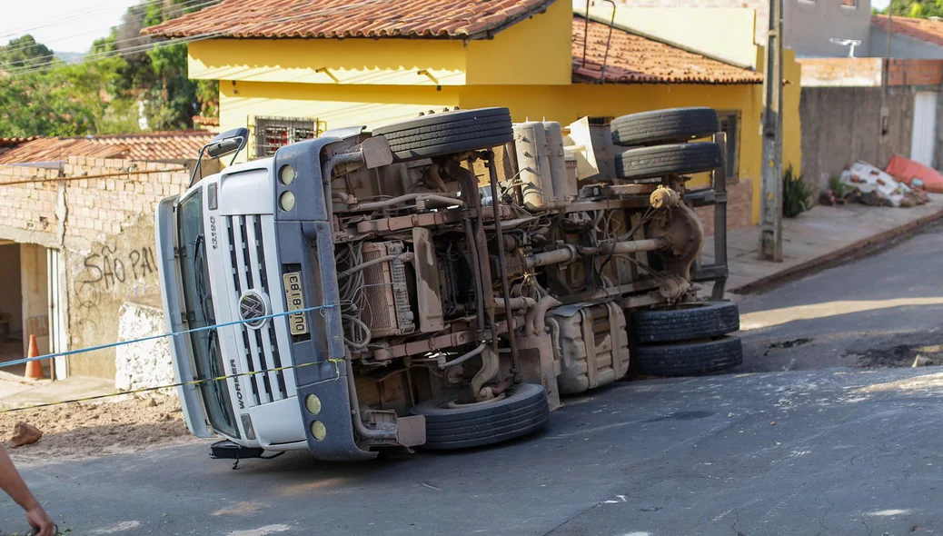O veículo tombou nesta quinta