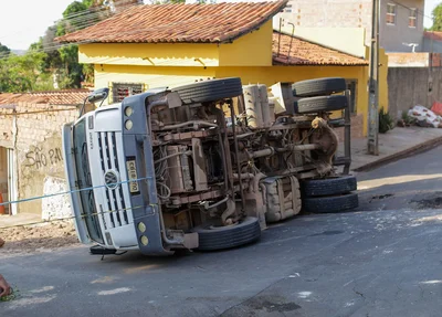 O veículo tombou nesta quinta