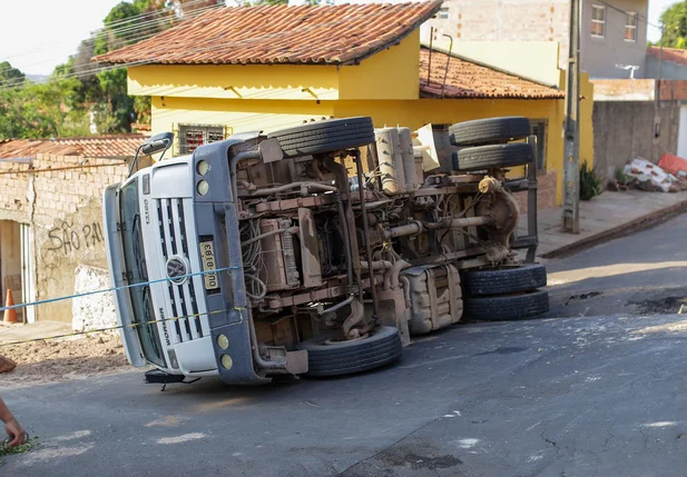 O veículo tombou nesta quinta