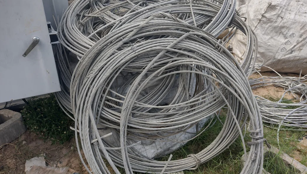 Os cabos estavam juntos com os materiais de sucata