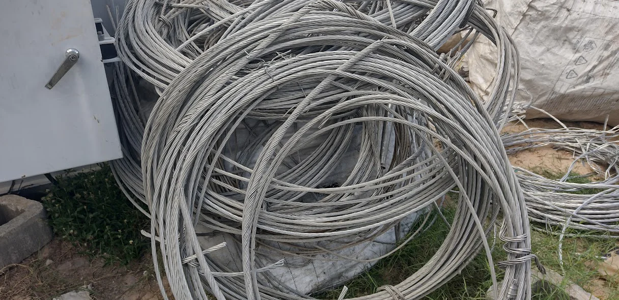 Os cabos estavam juntos com os materiais de sucata