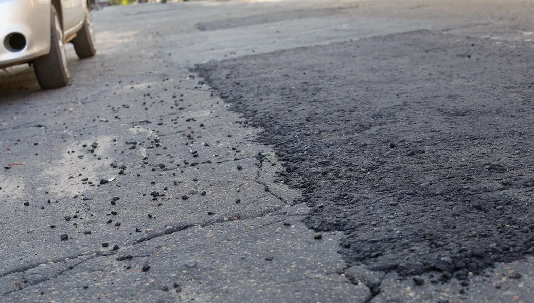 Os moradores denunciaram que o asfalto foi somente jogado nas ruas