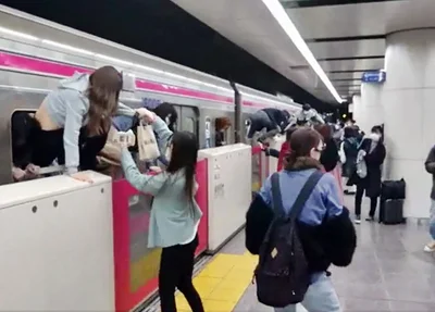 Pessoas fugindo de ataque terrorista em trem na capital do Japão