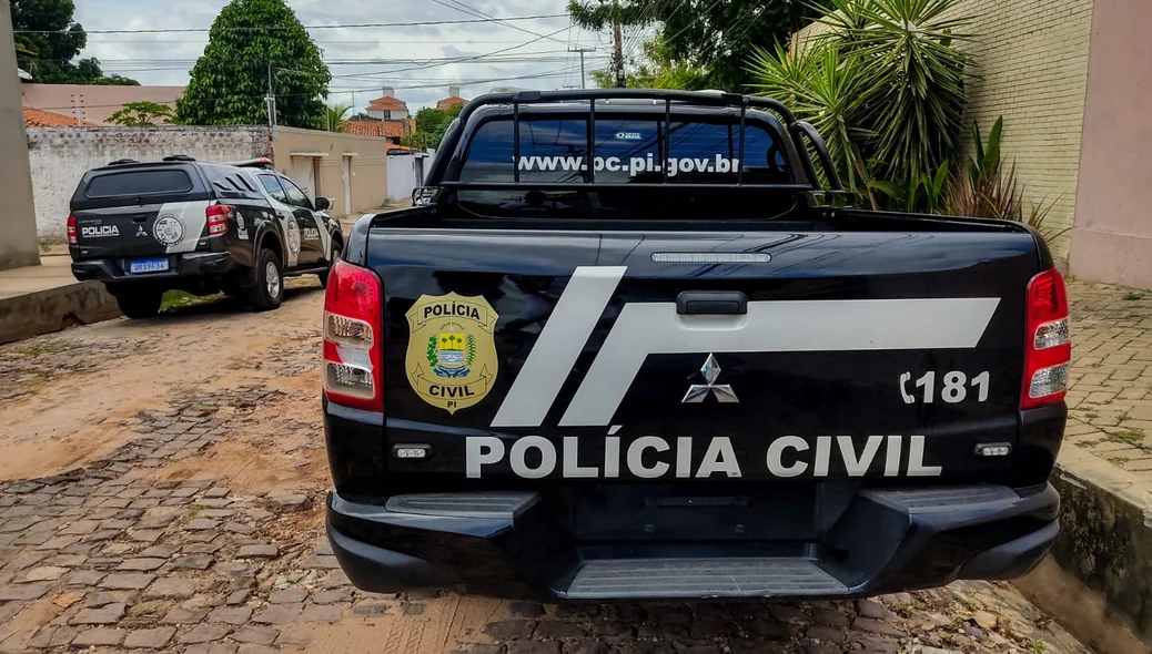 Polícia Civil na porta da mansão