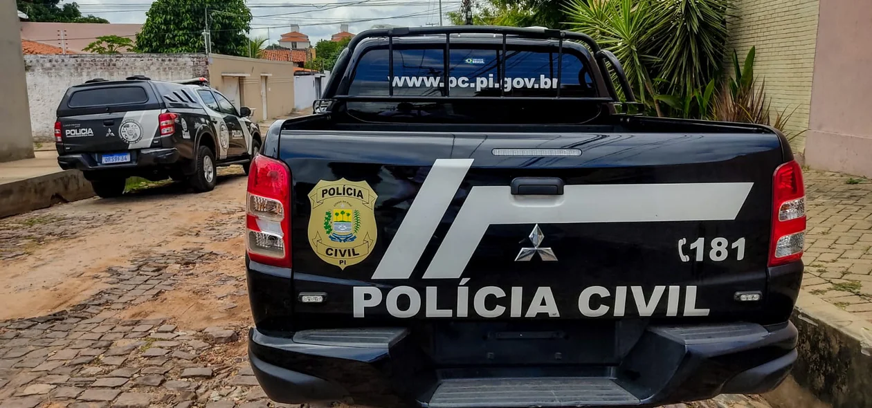 Polícia Civil na porta da mansão