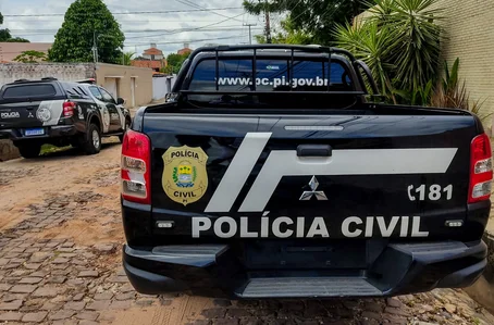 Polícia Civil na porta da mansão