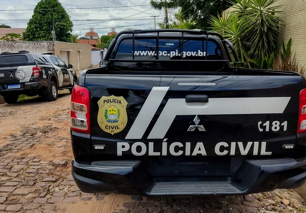 Polícia Civil na porta da mansão