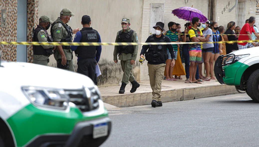 Polícia militar e civil no local