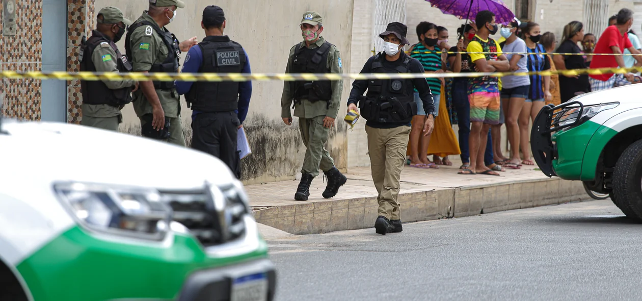 Polícia militar e civil no local