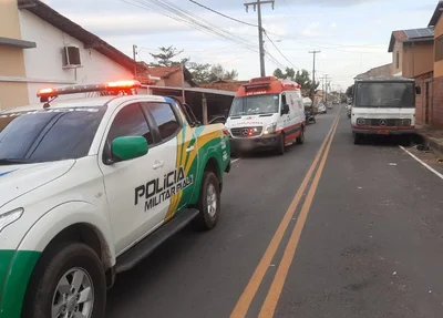Polícia Militar e SAMU no local do crime