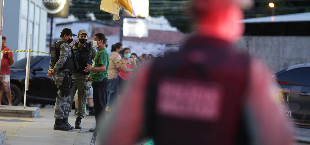 Polícia militar no local