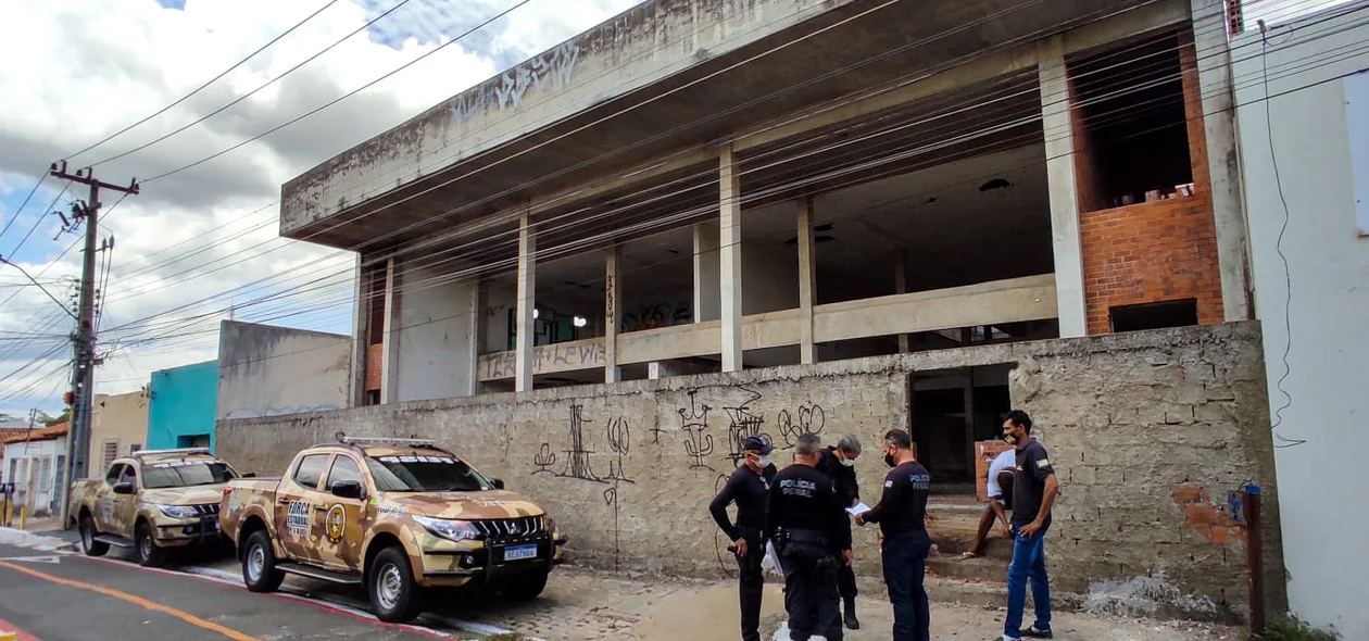 Policiais Penais e Agentes da Força Estadual estiveram no local durante a limpeza