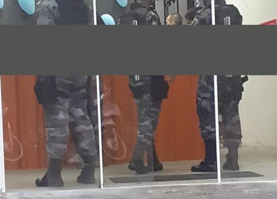 Policiais durante abordagem em academia