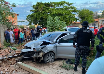 Policiais na Avenida Aquiles Liboa onde o carro dos suspeitos colidiu