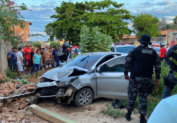 Policiais na Avenida Aquiles Liboa onde o carro dos suspeitos colidiu