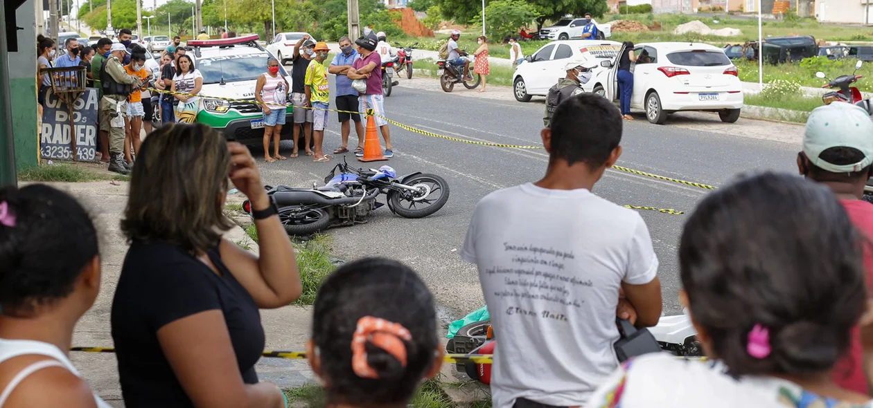 Populares aguardam a retirada do corpo da vítima