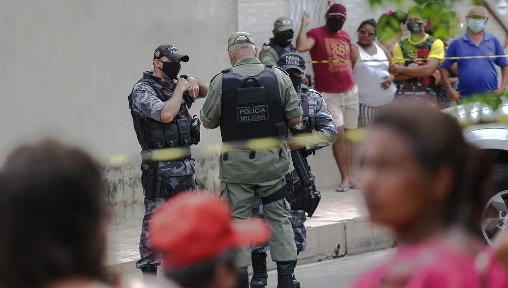 Populares e polícia militar