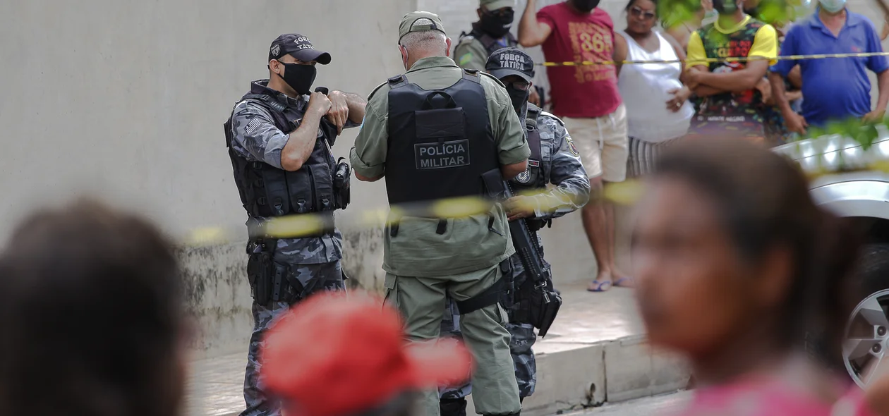 Populares e polícia militar