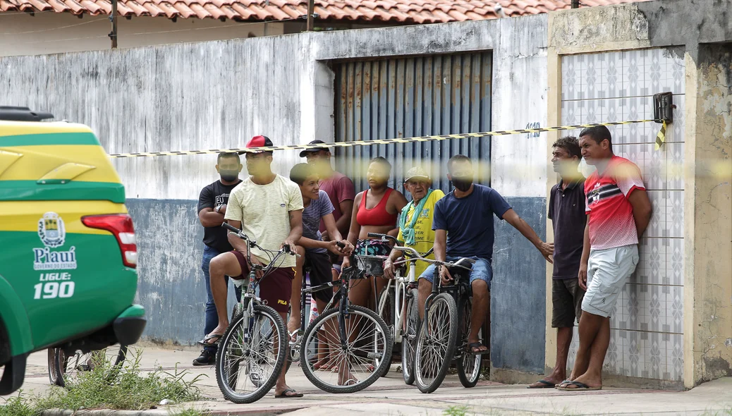 Populares no local do crime