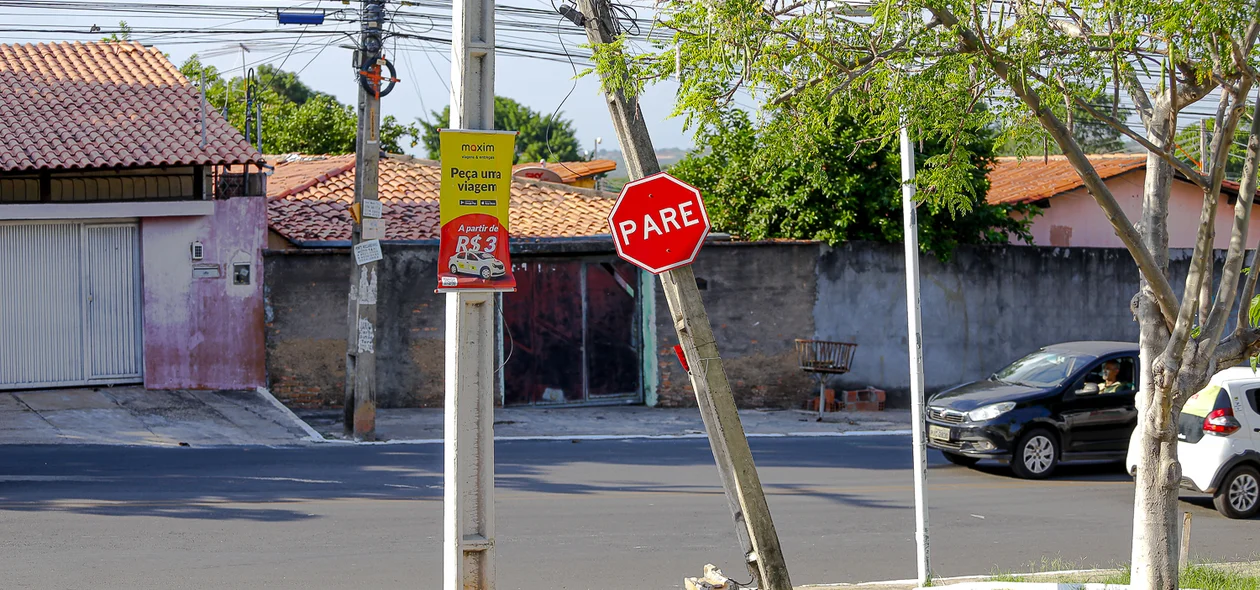 Poste quase caindo