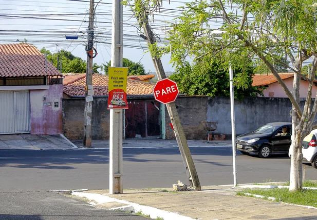 Poste quase caindo