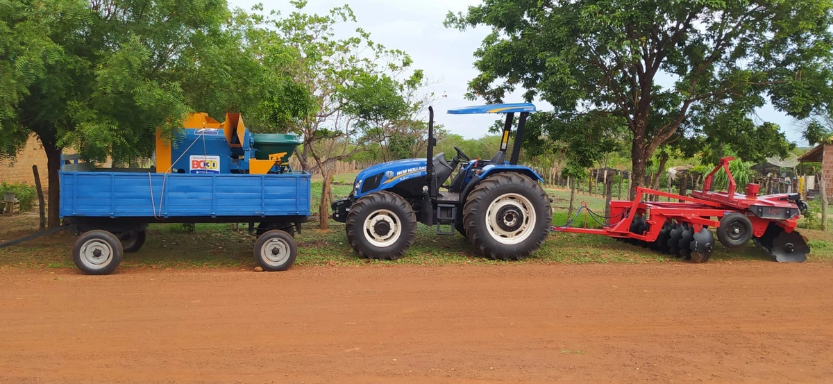 Prefeito de Oeiras entrega trator e equipamentos
