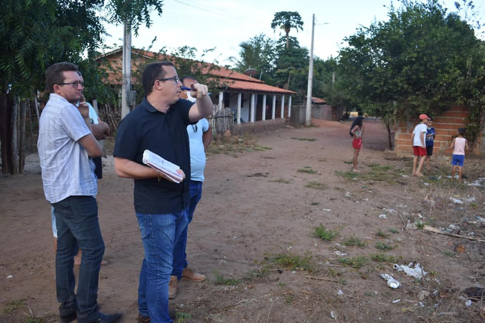 Prefeito Júnior Percy visita Coroa de São Remígio e anuncia construção de escola