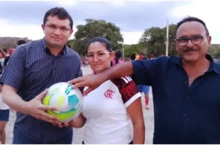 Prefeito Netinho faz entrega de bolas a times femininos