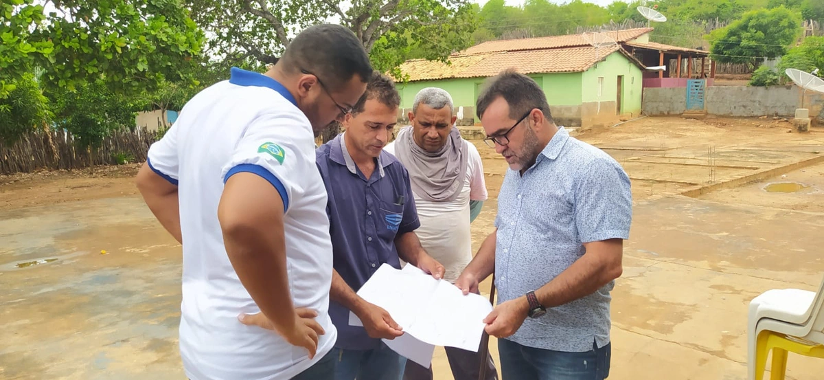 Prefeito Zé Raimundo entrega trator e equipamentos agrícolas
