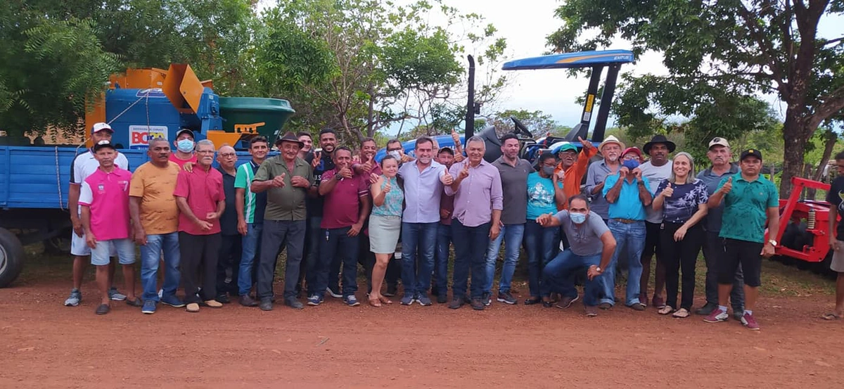 Prefeito Zé Raimundo entrega trator na zona rural de Oeiras