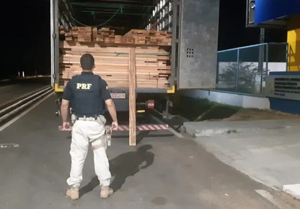 PRF apreende madeira ilegal em Valença do Piauí