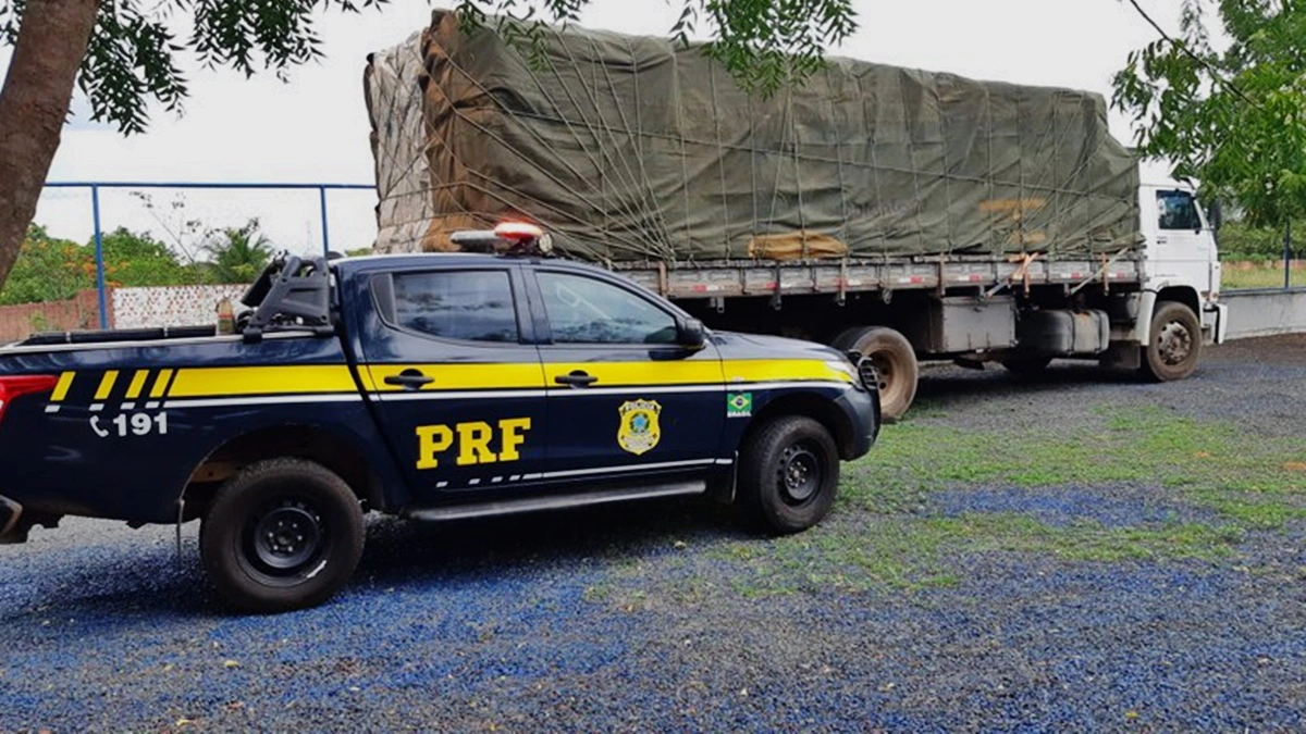 PRF realiza fiscalização em veículos de carga e apreende carregamento de madeira ilegal na BR 343 em Piripiri
