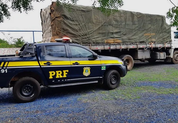 PRF realiza fiscalização em veículos de carga e apreende carregamento de madeira ilegal na BR 343 em Piripiri