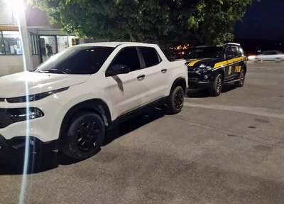 PRF recupera caminhonete roubada e prende motorista em Pernambuco