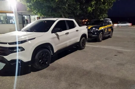 PRF recupera caminhonete roubada e prende motorista em Pernambuco