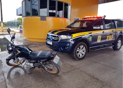 PRF recupera motocicleta roubada e encontrada abandonada na BR 316 em Valença do Piauí