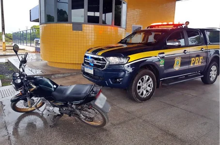 PRF recupera motocicleta roubada e encontrada abandonada na BR 316 em Valença do Piauí