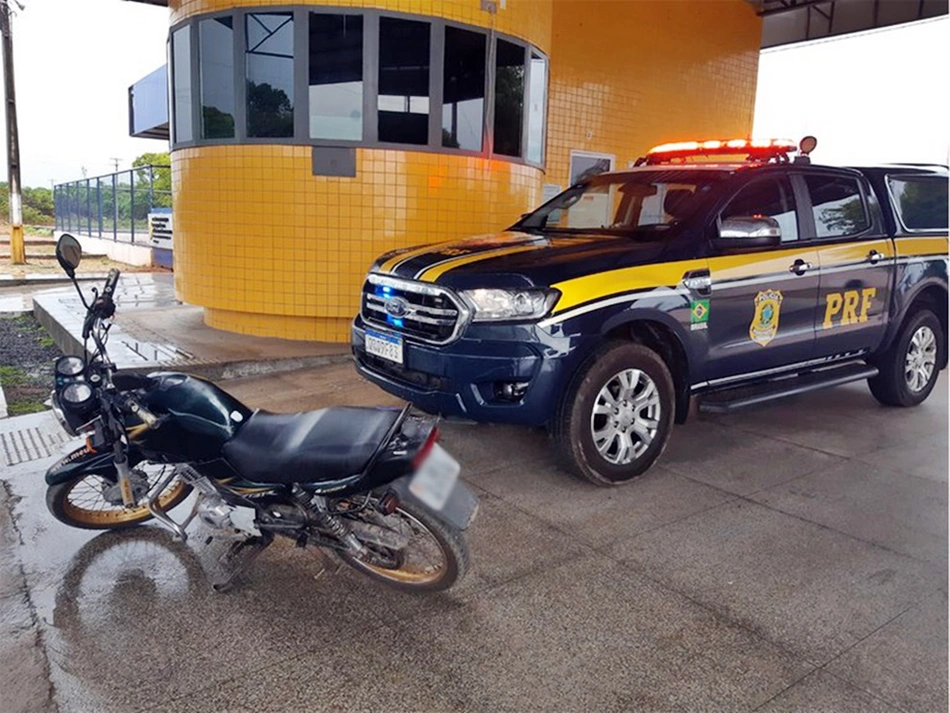 PRF recupera motocicleta roubada e encontrada abandonada na BR 316 em Valença do Piauí
