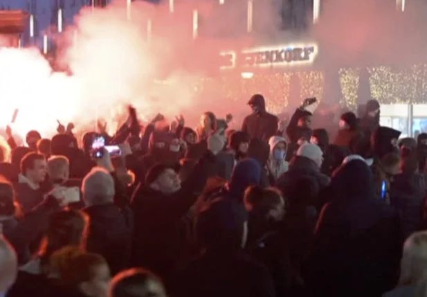 Protesto contra medidas de restrição e lockdown na Holanda deixa feridos e presos