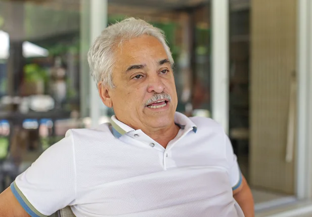 Robert Rios, Secretário