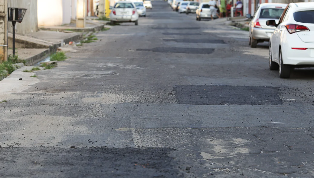 Buracos foram tapados por asfalto, porém os moradores reclamam da precariedade do serviço
