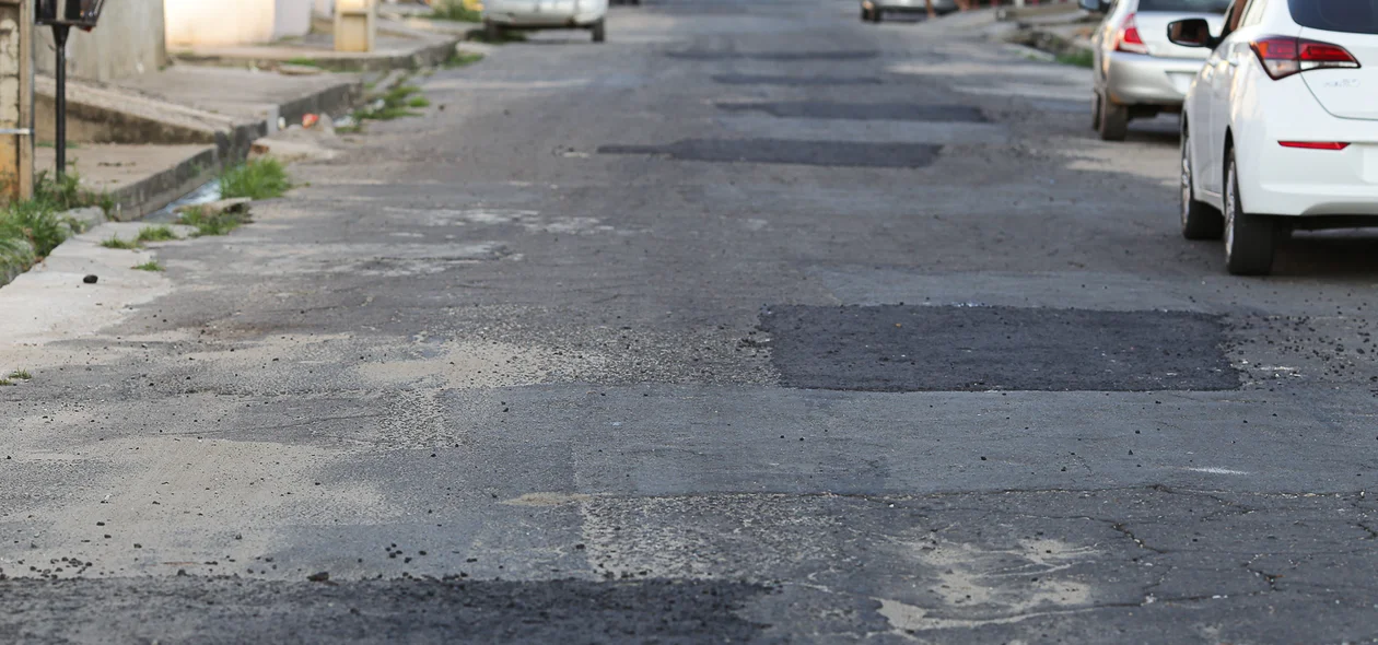 Buracos foram tapados por asfalto, porém os moradores reclamam da precariedade do serviço