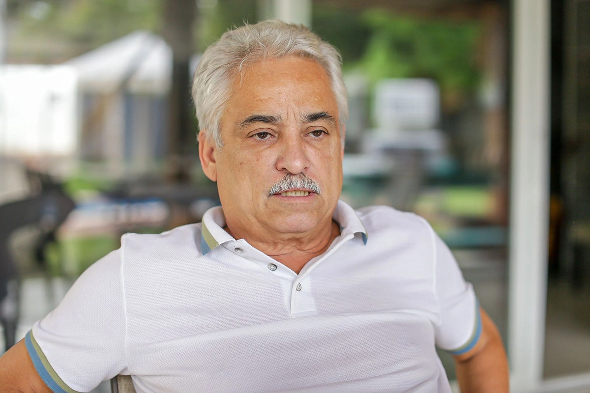 Secretário, Robert Rios